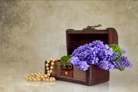 Téléchargez les photos : Fleurs de muscari pourpres et perles dans le coffre au trésor vintage - en image libre de droit