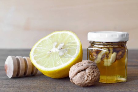 Téléchargez les photos : Pot de miel aux noix et citron sur la table - en image libre de droit
