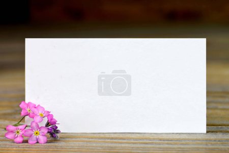 Téléchargez les photos : Carte de voeux et fleurs roses printanières - en image libre de droit