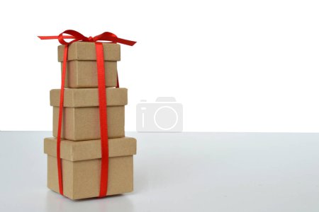 Téléchargez les photos : Coffrets cadeaux enveloppés par un ruban rouge isolé sur fond blanc - en image libre de droit