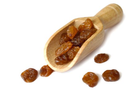 Téléchargez les photos : Raisins dans une cuillère en bois isolé sur fond blanc - en image libre de droit
