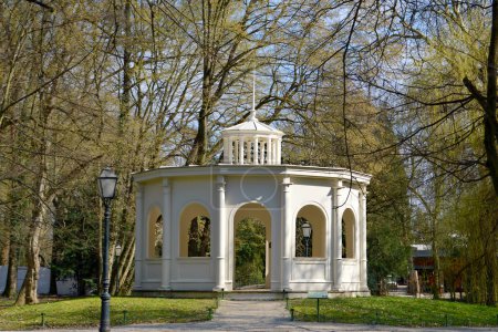 Foto de Pabellón de eco en el parque Maksimir en primavera, Zagreb, Croacia - Imagen libre de derechos