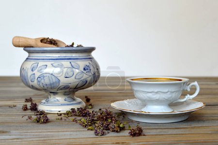 Téléchargez les photos : Melissa tea with dry herbs on wooden table - en image libre de droit