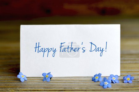 Téléchargez les photos : Carte joyeuse fête des pères avec des fleurs de printemps bleues - en image libre de droit