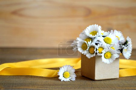 Foto de Tarjeta del día de la madre feliz: flores de margarita arregladas en caja de regalo - Imagen libre de derechos