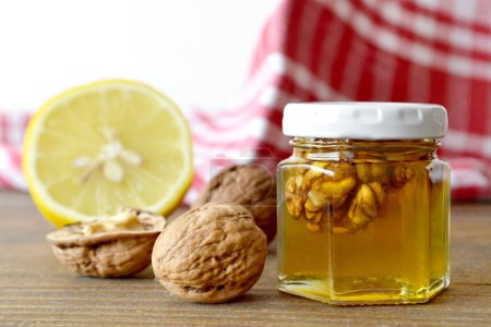 Foto de Tarro de miel con nueces y limón - Imagen libre de derechos