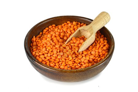 Téléchargez les photos : Lentilles rouges et cuillère en bois dans un bol isolé sur fond blanc - en image libre de droit