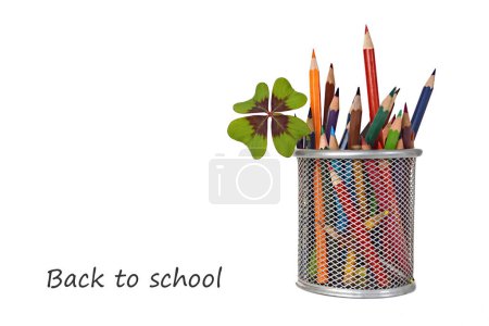 Foto de Cubo de lápices de color y hoja de trébol verde aislado sobre fondo blanco. volver al concepto escolar - Imagen libre de derechos