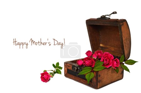Téléchargez les photos : Bonne carte de fête des mères avec des roses disposées dans un coffre en bois - en image libre de droit