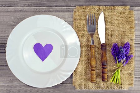 Téléchargez les photos : Table de printemps avec fleurs de muscari et autocollant coeur vioet sur plaque - en image libre de droit