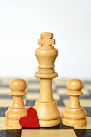 Téléchargez les photos : Figures d'échecs avec coeur rouge sur l'échiquier, fond blanc - en image libre de droit
