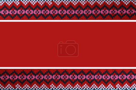 Téléchargez les photos : Fond de pull tricoté rouge avec motif d'hiver - en image libre de droit