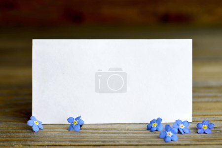 Téléchargez les photos : Carte de vœux vierge et oubliez-moi pas de fleurs - en image libre de droit