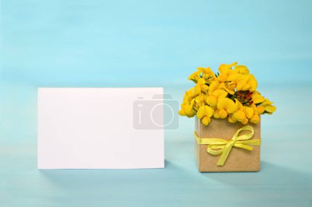 Téléchargez les photos : Empty greeting card and yellow flowers - en image libre de droit