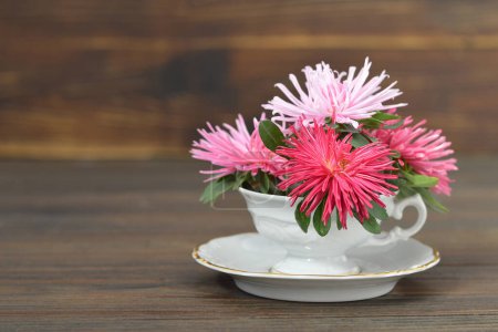 Muttertagskarte mit rosa Blüten in weißer eleganter Porzellantasse