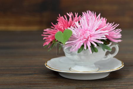 Muttertagskarte mit rosa Blüten in weißer eleganter Porzellantasse