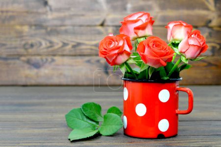 Foto de Mothers Day card with red roses in old enamel cup - Imagen libre de derechos
