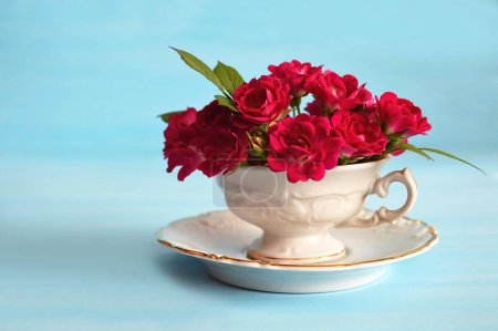 Téléchargez les photos : Carte fête des mères avec fleurs roses en porcelaine vintage - en image libre de droit