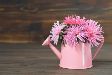 Foto de Tarjeta del Día de las Madres con flores rosadas en regadera - Imagen libre de derechos
