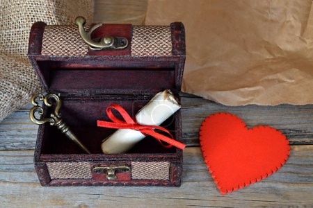 Téléchargez les photos : Valentines heart, love letter and key in old wooden treasure chest - en image libre de droit