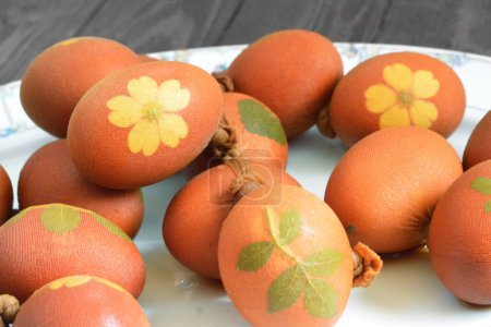 Téléchargez les photos : Œufs de Pâques colorés à la peau d'oignon - en image libre de droit
