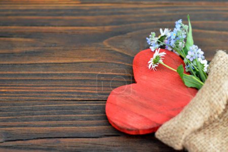 Téléchargez les photos : Fond de carte Saint Valentin avec coeur et fleurs - en image libre de droit
