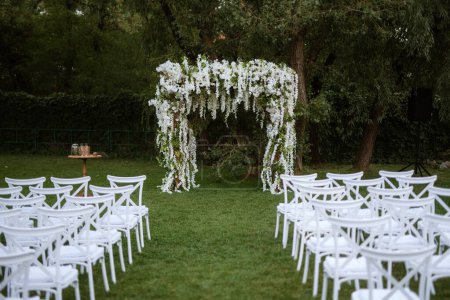 Téléchargez les photos : Salle de cérémonie de mariage, décoration de chaises d'arc - en image libre de droit