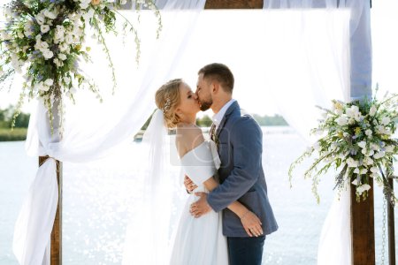Téléchargez les photos : Wedding ceremony on a high pier near the river with invited guests - en image libre de droit