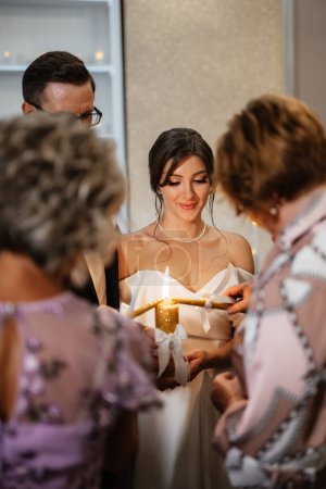 transferencia de fuego de boda con la ayuda de velas de las madres a los recién casados
