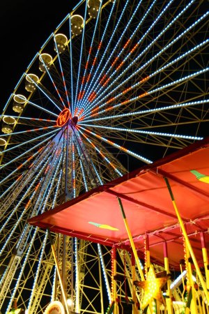 Téléchargez les photos : Carrousel ferris wheel, fair, tivoli, libori, paderborn, northrhine westfalia, allemagne - en image libre de droit