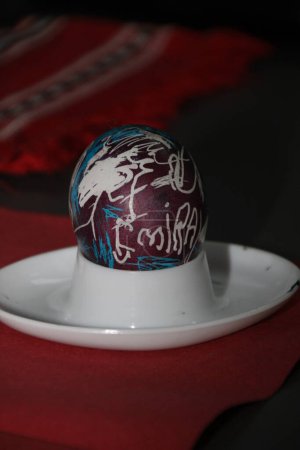 Primer plano de huevos de Pascua pintados a mano según la tradición ucraniana "pysankarstva"
