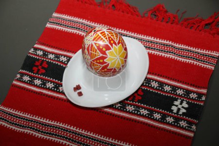 Primer plano de huevos de Pascua pintados a mano según la tradición ucraniana "pysankarstva"