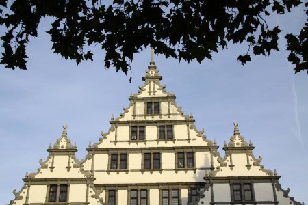 Rathausvorplatz mit historischem Rathaus im Stil der Weserrenaissance in Paderborn, Nordrhein-Westfalen, Deutschland,