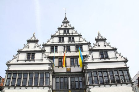 Rathausvorplatz mit historischem Rathaus im Stil der Weserrenaissance in Paderborn, Nordrhein-Westfalen, Deutschland,