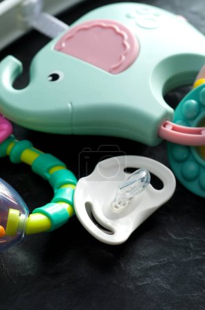 Téléchargez les photos : Macro Image des jouets pour bébés et de la sucette verticale - en image libre de droit