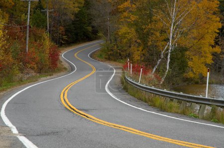 Téléchargez les photos : Voyager sur une route courbée dans les montagnes pendant la saison d'automne horizontal - en image libre de droit