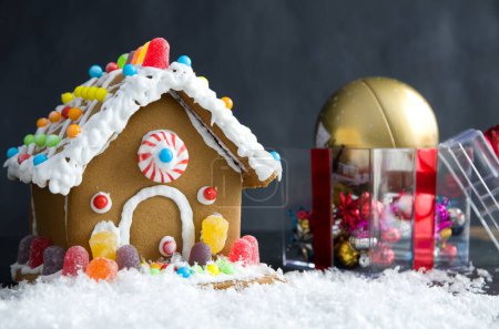 Téléchargez les photos : Maisons colorées en pain d'épice avec bonbons et neige blanche Horizontal - en image libre de droit