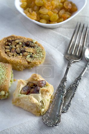 Téléchargez les photos : Vue du dessus des délicieux desserts libanais sur tissu vertical - en image libre de droit