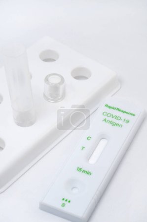 Téléchargez les photos : Rapid Test Kit for Coronavirus Antigen Vertical - en image libre de droit
