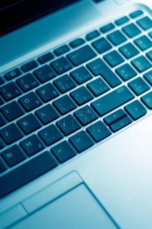Téléchargez les photos : Vue diagonale du clavier d'ordinateur portable tonique bleu vertical - en image libre de droit