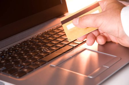 Téléchargez les photos : Personne utilisant une carte de crédit et un ordinateur portable effectuant un achat sur Internet Horizontal - en image libre de droit