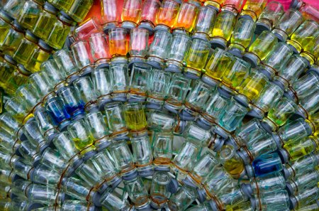 Téléchargez les photos : Gros plan sur les minuscules bouteilles en verre câblées ensemble Horizontal - en image libre de droit