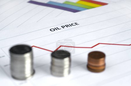 Téléchargez les photos : Macro Image du graphique des prix du pétrole et des pièces horizontales - en image libre de droit