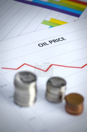 Téléchargez les photos : Macro Image du graphique des prix du pétrole avec des pièces verticales - en image libre de droit