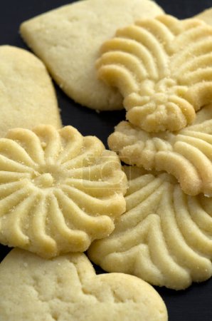 Téléchargez les photos : Macro Image de délicieux biscuits sablés sur fond sombre Vertical - en image libre de droit