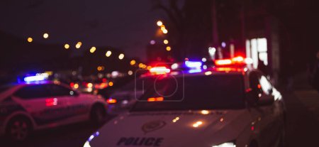 Foto de Coche de policía en la ciudad nocturna - Imagen libre de derechos