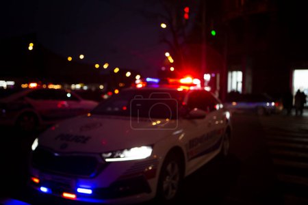 Foto de Coche de policía en la ciudad nocturna - Imagen libre de derechos