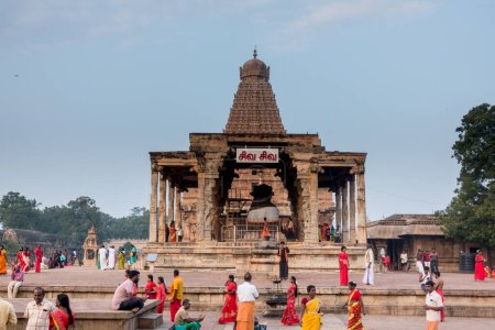 Foto de Brihadisvara templo vista completa con nandi mandapam con peregrinos caminando alrededor - Imagen libre de derechos