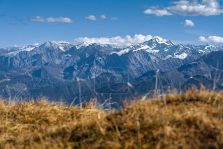 Foto de Picos Reichenspitze y Kuchelmooskopf cubiertos de nieve y hielo en un hermoso día soleado de otoño en los Alpes austríacos. Dramáticos acantilados de moutains alpinos con prados de colores otoñales en frente - Imagen libre de derechos