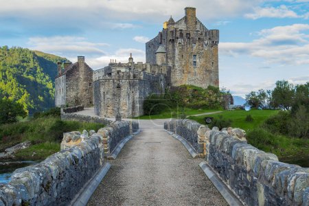 Steinerne Brücke des Schlosses Eilean Donan am frühen Morgen. Mittelalterliche schottische Burg am Wasser an einem schönen Sommertag. Schloss im schottischen Hochland. Schottisches Kulturerbe